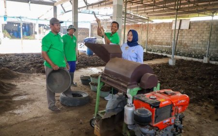 Pemkab Menyerahkan Bantuan Peralatan Pengolah Pupuk