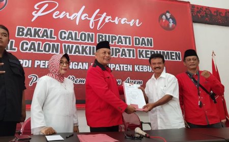 Tim PDI Perjuangan Kebumen Menyerahkan Empat Formulir