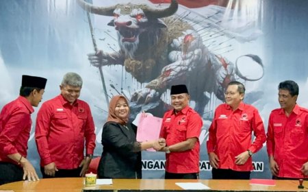 Kustini Mengembalikan Formulir Bacalon Bupati ke PKB dan PDI Perjuangan