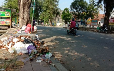 Masih Ada Warga Kebumen Buang Sampah di Trotoar