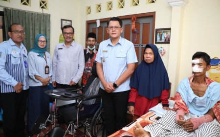 Kecelakaan Kerja, Tenaga Sosial Peroleh Bantuan Kursi Roda