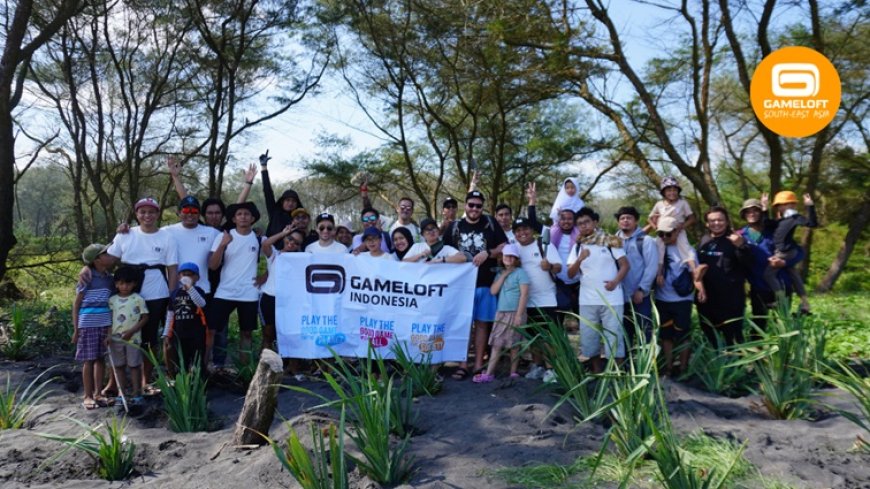 Gameloft Indonesia dan Pokdarwis Tanam Pandan Laut di Pantai Goa Cemara
