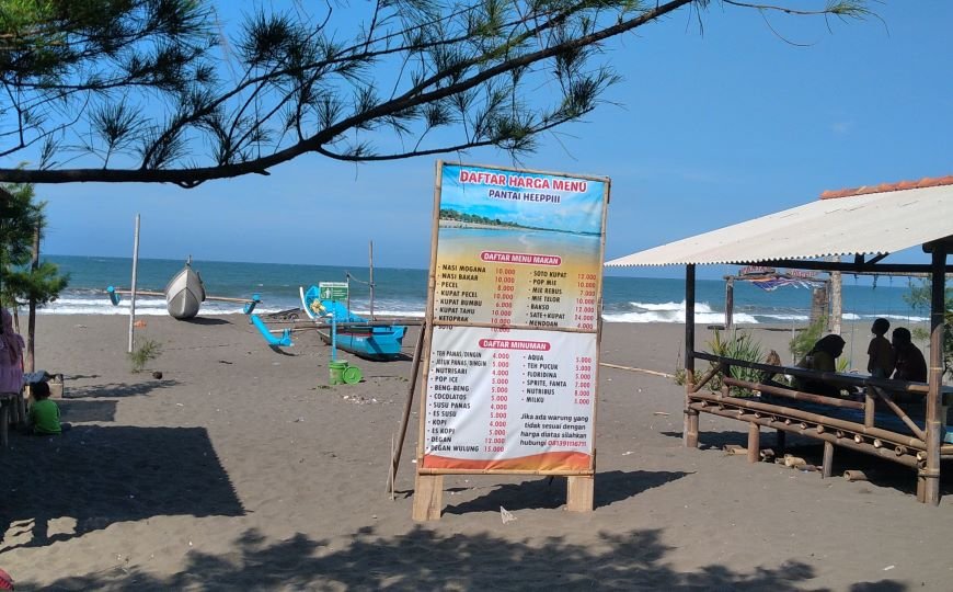 Makanan di Pantai Heppiii Kebumen Satu Harga