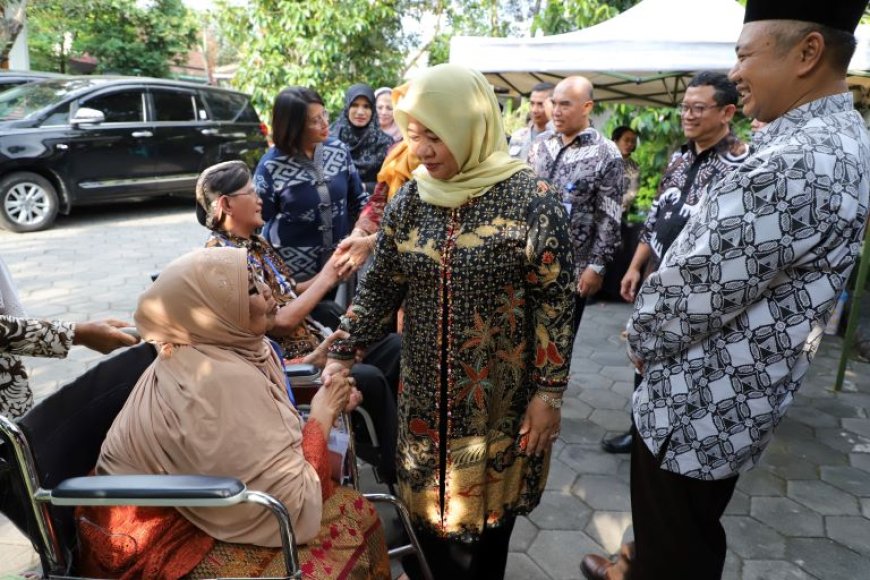 Bupati Meluncurkan Sekolah Lansia BKL Melati Cangkring