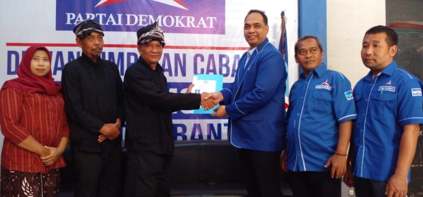 Berpakaian Petani, Untoro Mendaftar Bacabup ke Partai Demokrat