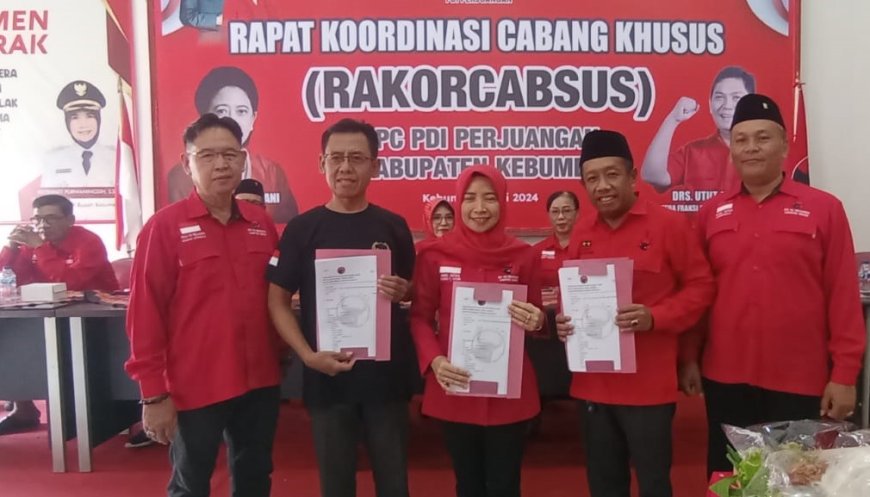 Arif dan Ristawati Mengambil Formulir Pendaftaran Bersamaan