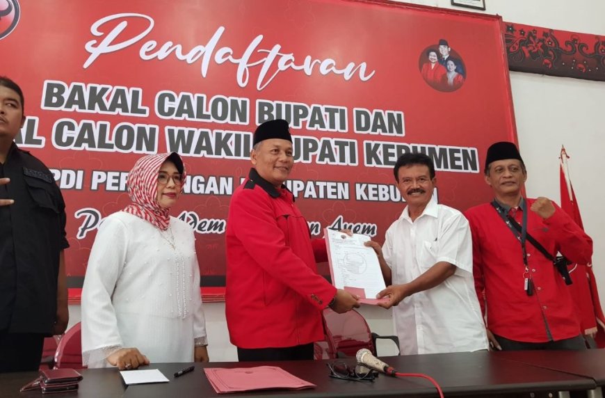 Tim PDI Perjuangan Kebumen Menyerahkan Empat Formulir