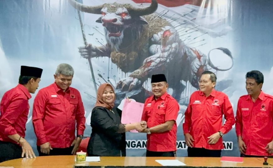 Kustini Mengembalikan Formulir Bacalon Bupati ke PKB dan PDI Perjuangan