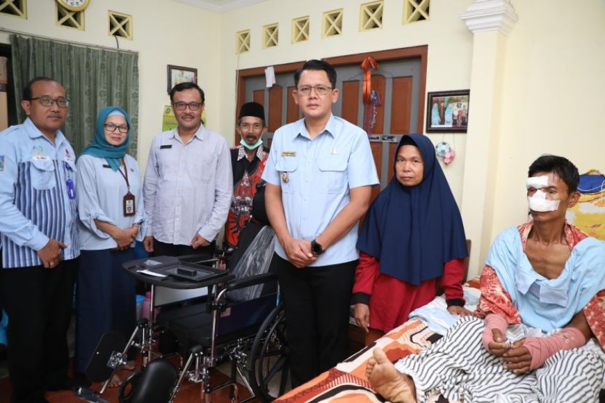 Kecelakaan Kerja, Tenaga Sosial Peroleh Bantuan Kursi Roda