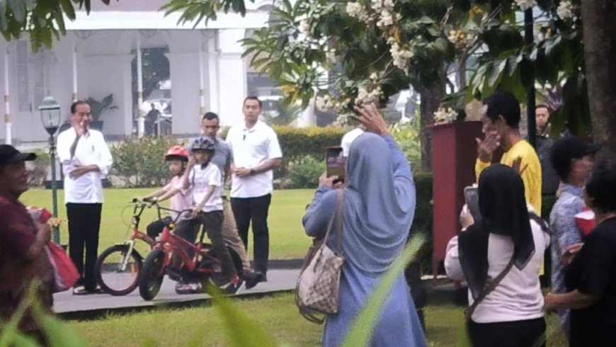 Ribuan Warga dan Wisatawan Memanggil Jokowi dari Luar Pagar Gedung Agung