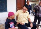 Danang Maharsa Mengunjungi Lansia yang Rumahnya Terbakar