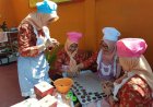 Anggota Dharma Wanita Dilatih Menuju Ekonomi Produktif dengan Belajar Membuat Kue