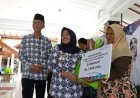 Bupati Sleman Menyerahkan Bansos "Semangat" untuk Masyarakat Kurang Mampu