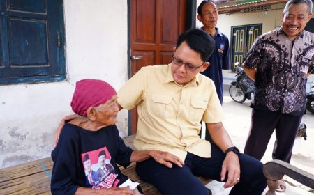 Danang Maharsa Mengunjungi Lansia yang Rumahnya Terbakar