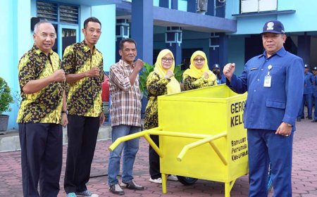 Cegah Pencemaran, PDAM Purworejo Hibahkan Gerobak Sampah ke Kampung Suronegaran