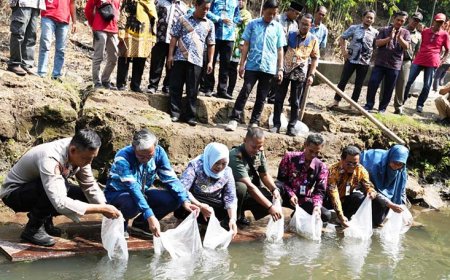 Kustini Serahkan Hibah Sarana Budidaya Ikan Air Tawar dari KKP