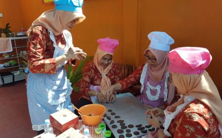 Anggota Dharma Wanita Dilatih Menuju Ekonomi Produktif dengan Belajar Membuat Kue