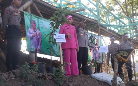 Kapolres Purworejo Tanam Pohon di Desa dengan Panorama Alam yang Indah
