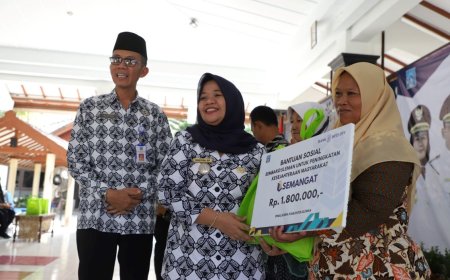 Bupati Sleman Menyerahkan Bansos "Semangat" untuk Masyarakat Kurang Mampu
