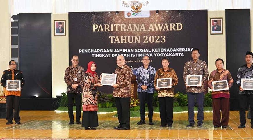Wagub Serahkan Paritrana Award Untuk Puluhan Penerima di DIY