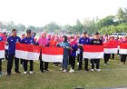 Bupati Sleman Membagikan Bendera untuk Peserta Jalan Sehat Nusantara