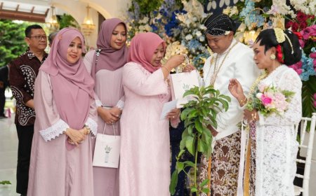 Bupati Sleman Menghadiri Nikah Massal Sepuluh Pengantin