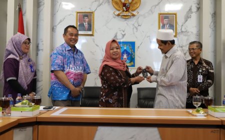 Bupati Sleman Menyerahkan Tiga Unit Kendaraan Dinas