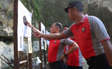Anggota Polres Kebumen Pemegang Senpi Latihan Menembak