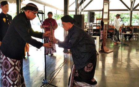 Jumat Kliwon Bulan Sura, Jamasan Pusaka Museum Tosan Aji Diawali Penyerahan Keris Luk Sewelas