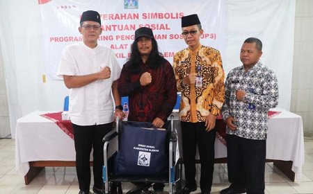 Danang Serahkan Kursi Roda di Rumah Dinas Wakil Bupati Sleman