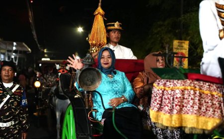 Dari Upacara Adat Suran Mbah Demang: Pusaka, Kitab dan Bendhe Diarak Andong