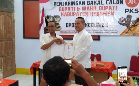 Bakal Calon Bupati Kebumen Arif Sugiyanto Mengembalikan Formulir ke PKS