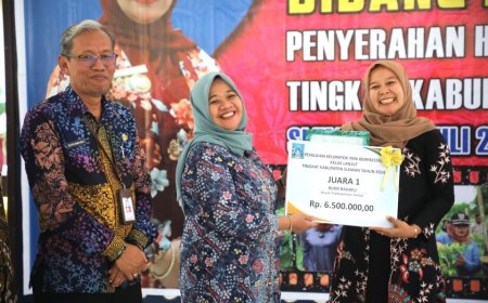 Bupati Kustini Menyerahkan Hadiah Lomba Evaluasi Kelompok Tani