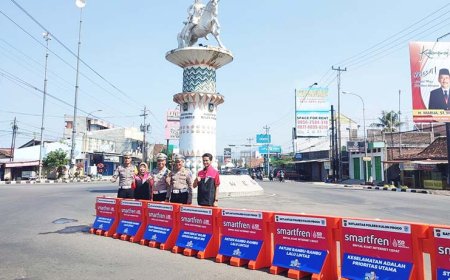 Demi Keamanan Berlalulintas, Satlantas dan Smartfren Pasang Pembatas Jalan di Kulonprogo