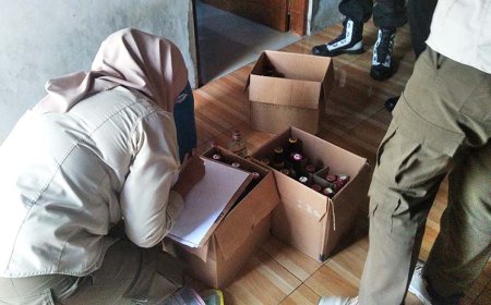 Pedagang Menyembunyikan Minuman Keras di Almari Pakaian