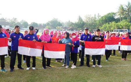 Bupati Sleman Membagikan Bendera untuk Peserta Jalan Sehat Nusantara