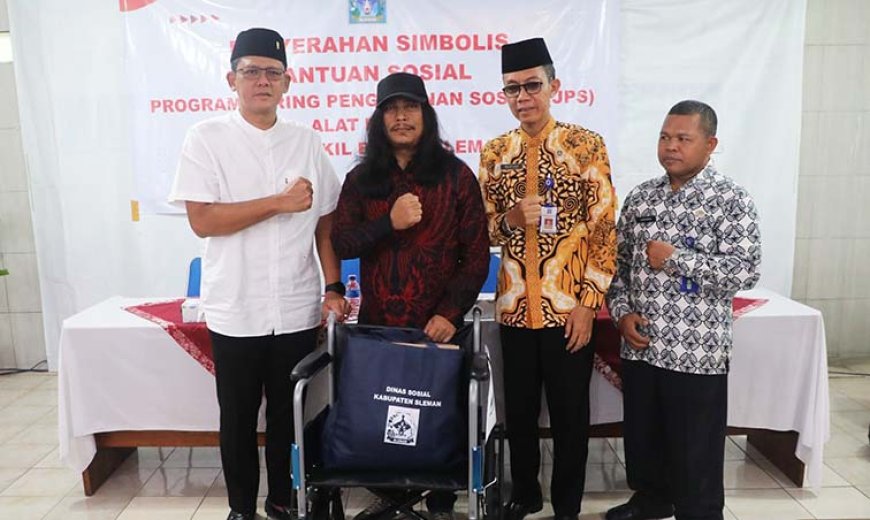 Danang Serahkan Kursi Roda di Rumah Dinas Wakil Bupati Sleman