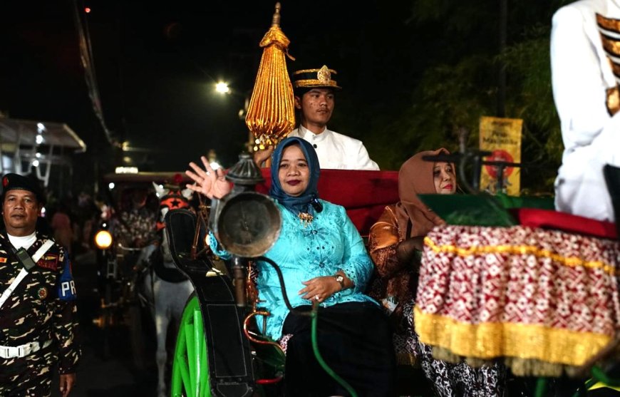 Dari Upacara Adat Suran Mbah Demang: Pusaka, Kitab dan Bendhe Diarak Andong