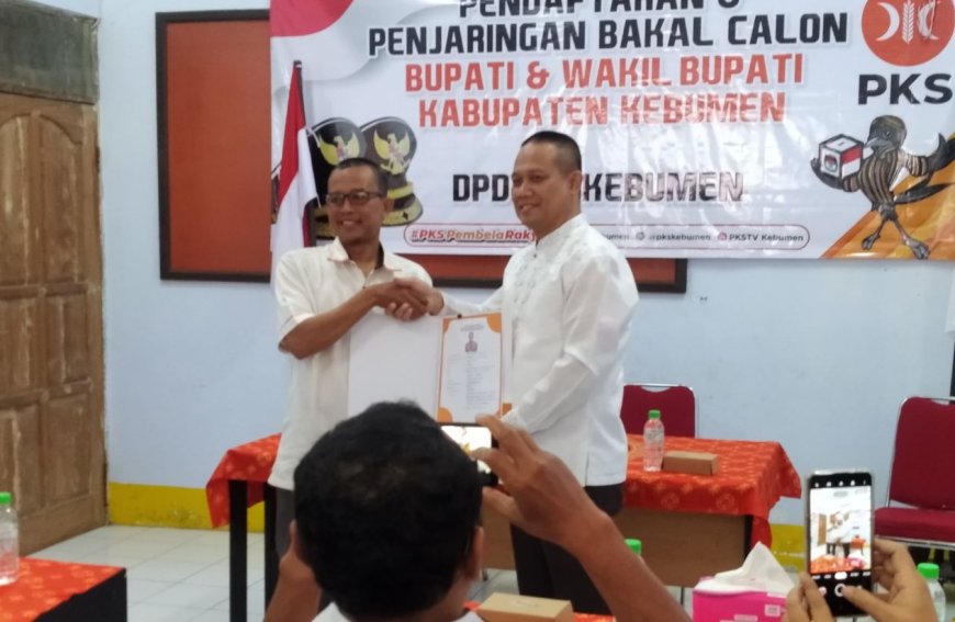 Bakal Calon Bupati Kebumen Arif Sugiyanto Mengembalikan Formulir ke PKS