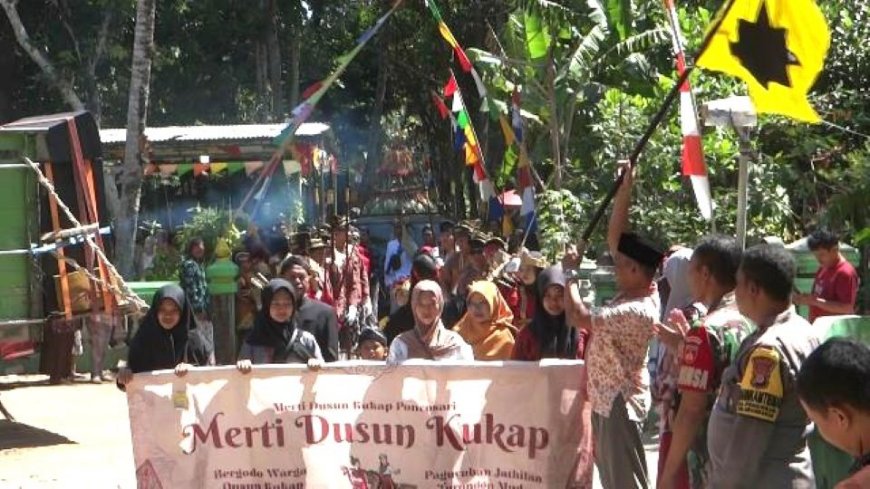 Gunungan Hasil Bumi Diarak Keliling Dusun