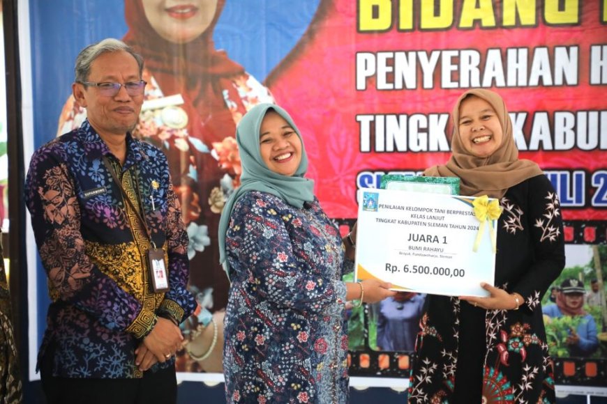 Bupati Kustini Menyerahkan Hadiah Lomba Evaluasi Kelompok Tani