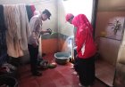 Bhabinkamtibmas Dampingi Jumantik Periksa Tempat Penampungan Air