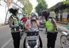 Polwan Berbagi Susu kepada Pengguna Jalan