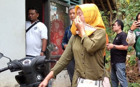 Ibu Korban Berlinang Air Mata Menyaksikan Rekonstruksi Penganiayaan Anaknya yang Berujung Kematian