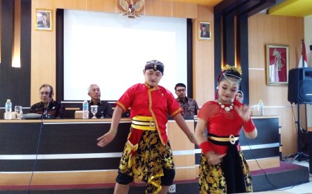Tari Golek Surung Dayung Sambut Kunjungan Wakil Rakyat di SMKN 1 Sewon