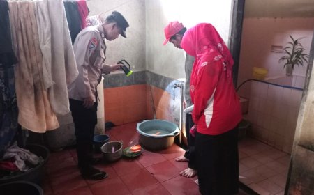 Bhabinkamtibmas Dampingi Jumantik Periksa Tempat Penampungan Air