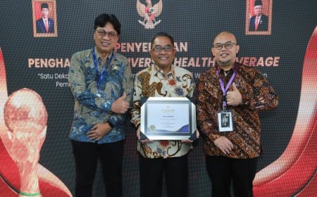 Pemkab Kebumen Menerima UHC Award dari Kemenko PMK