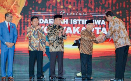 DIY Satu-satunya Provinsi UHC Paripurna, Sultan HB X Terima Penghargaan