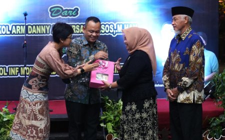 Pisah Sambut Komandan Kodim 0732/Sleman, Bupati Kustini Beri Cenderamata