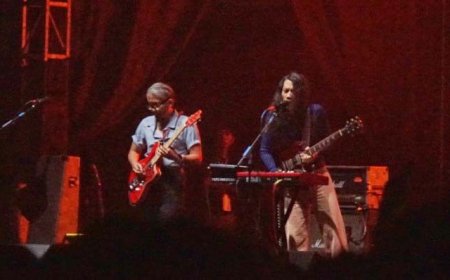 Diwarnai Insiden Teknis, The Sigit dan The Upstairs Pukau Penonton di Panggung Cherrypop